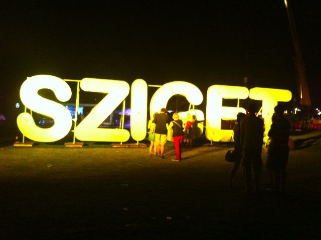 http://www.madmoizelle.com/wp-content/uploads/2012/08/Sziget.jpg