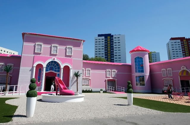 Une maison Barbie géante à Berlin : Barbie à taille humaine fait polémique