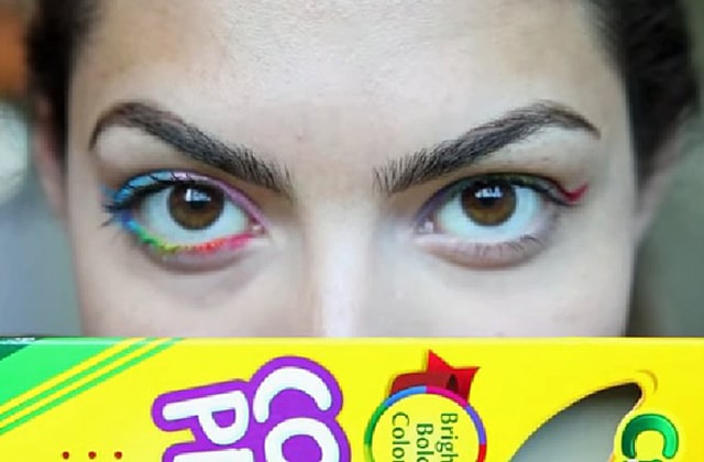 Utiliser Ses Crayons De Couleur Comme Eye Liners Le Wtf Beaute Risque