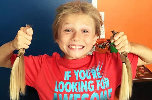 Un garçon de 8 ans se laisse pousser les cheveux pour aider les malades du  cancer - Madmoizelle