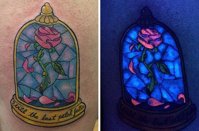 Le tatouage qui se révèle sous les lampes UV, une tendance canon