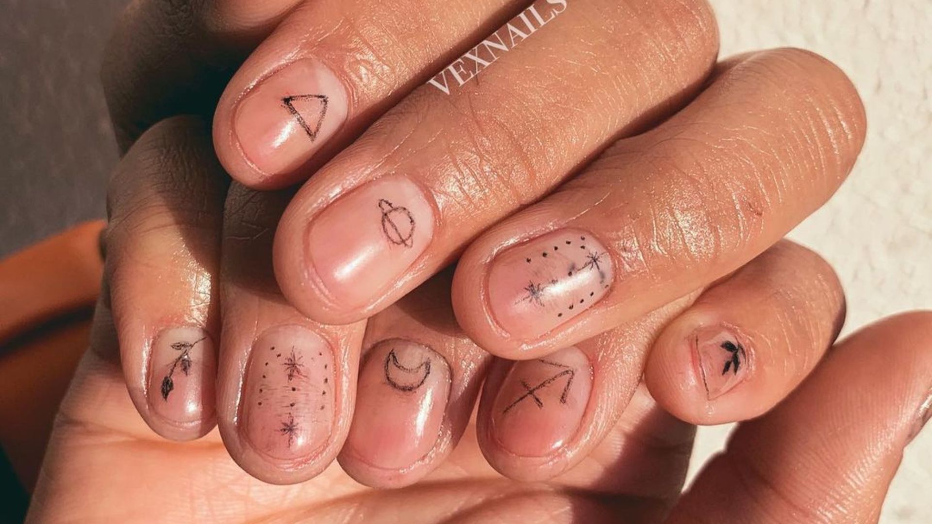 Customisez vos ongles facilement avec des tatouages éphémères