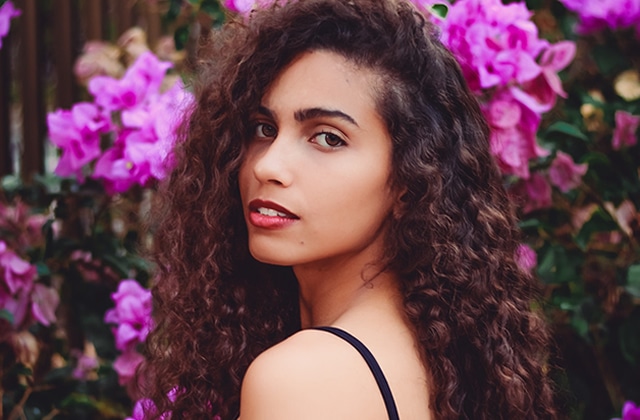 Boucler les cheveux sans chaleur : astuces pour boucler sans abîmer