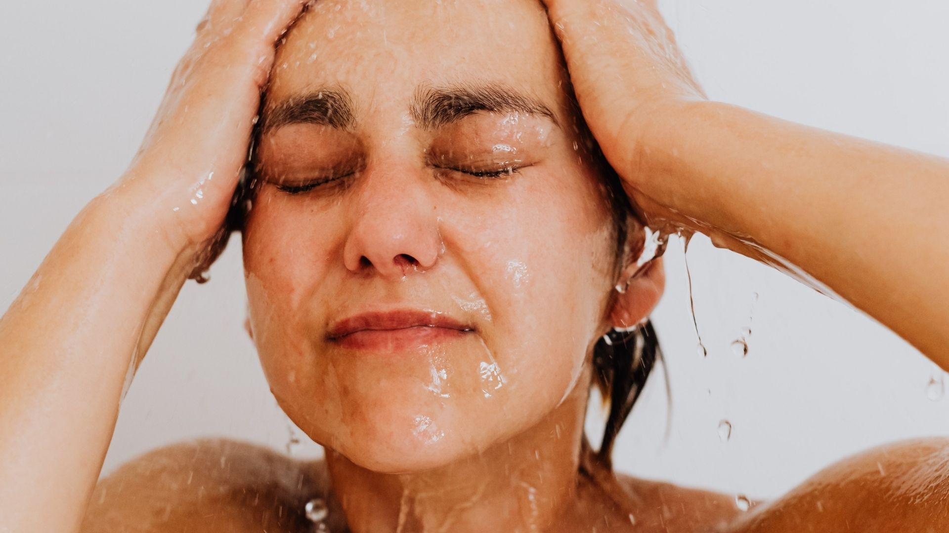 Pourquoi se laver le visage sous la douche n’est pas forcément une bonne idée