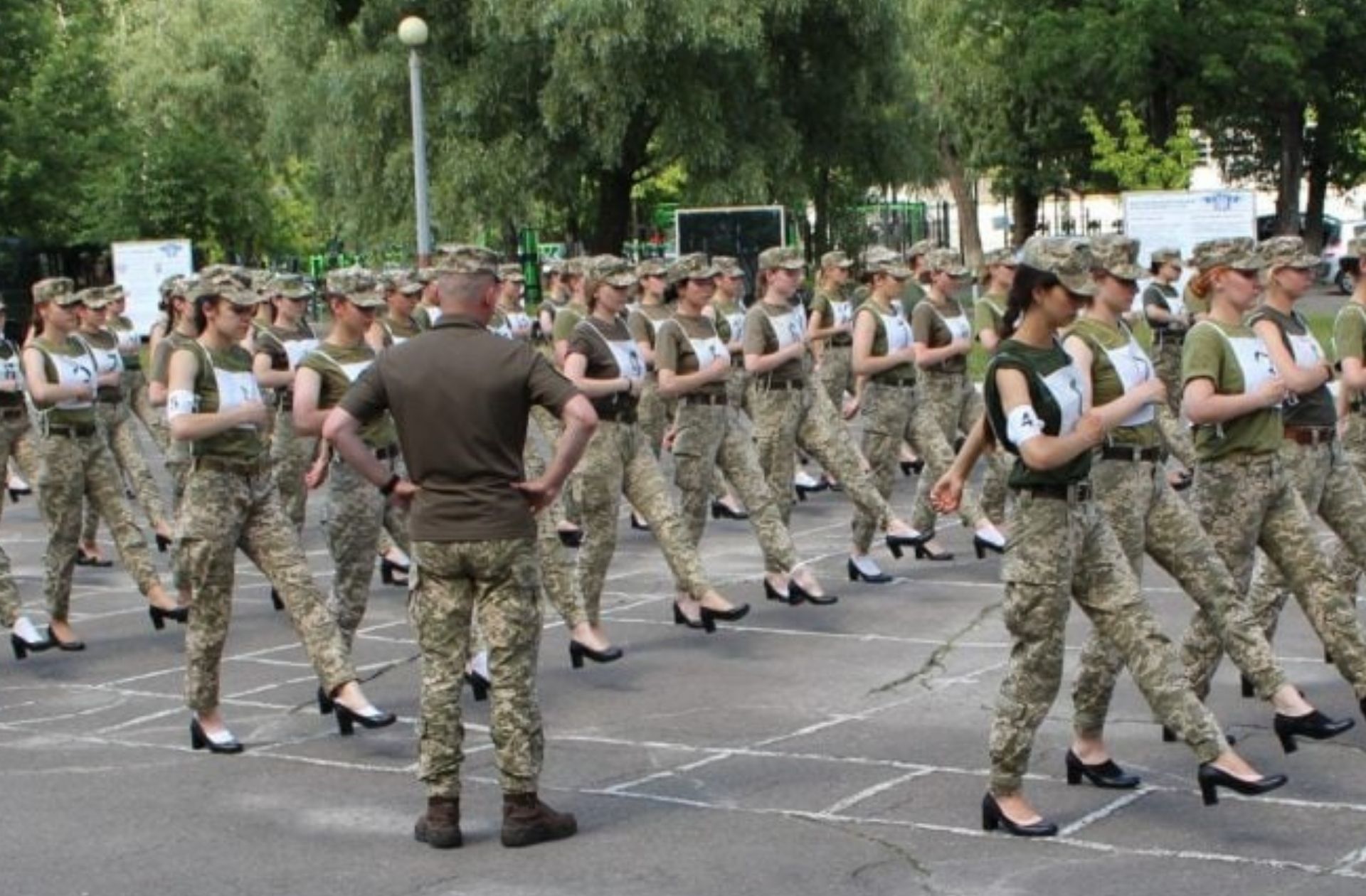 Des militaires ukrainiennes qui s'entraînent à parader en talons