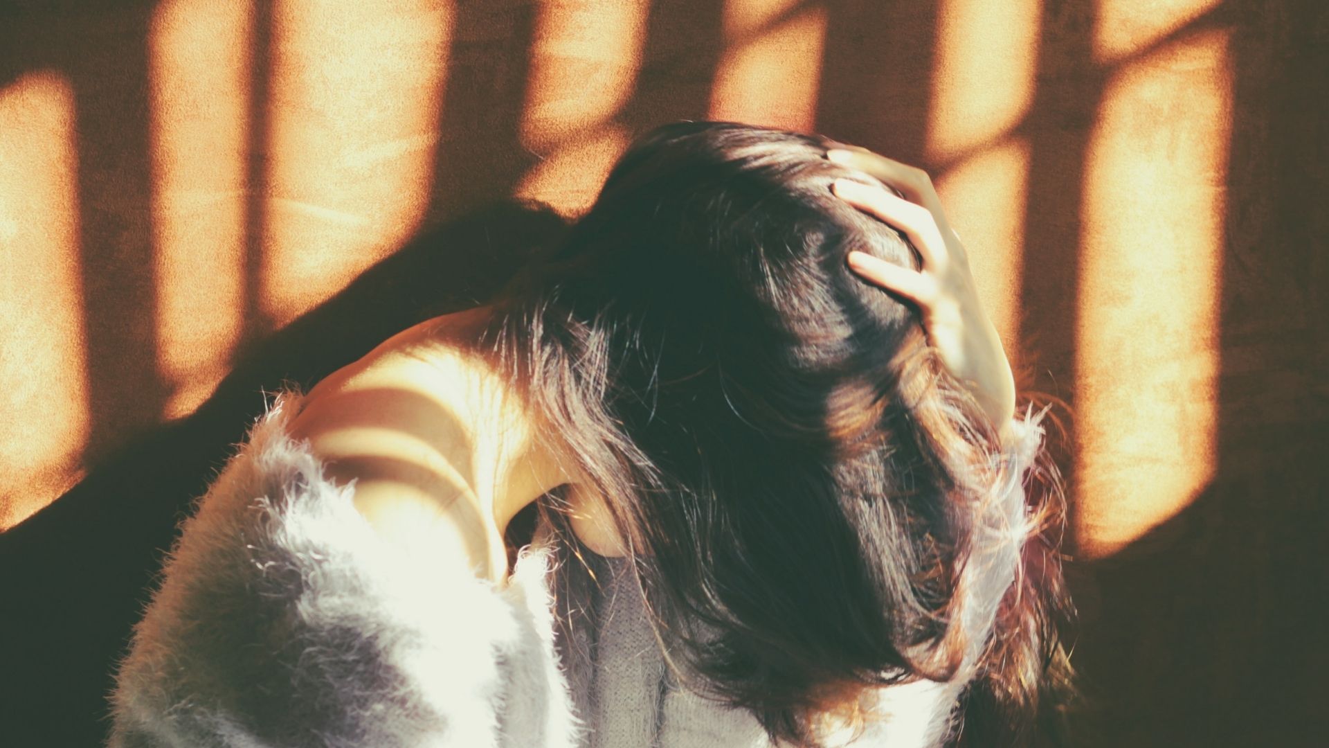 femme avec la main sur son crâne