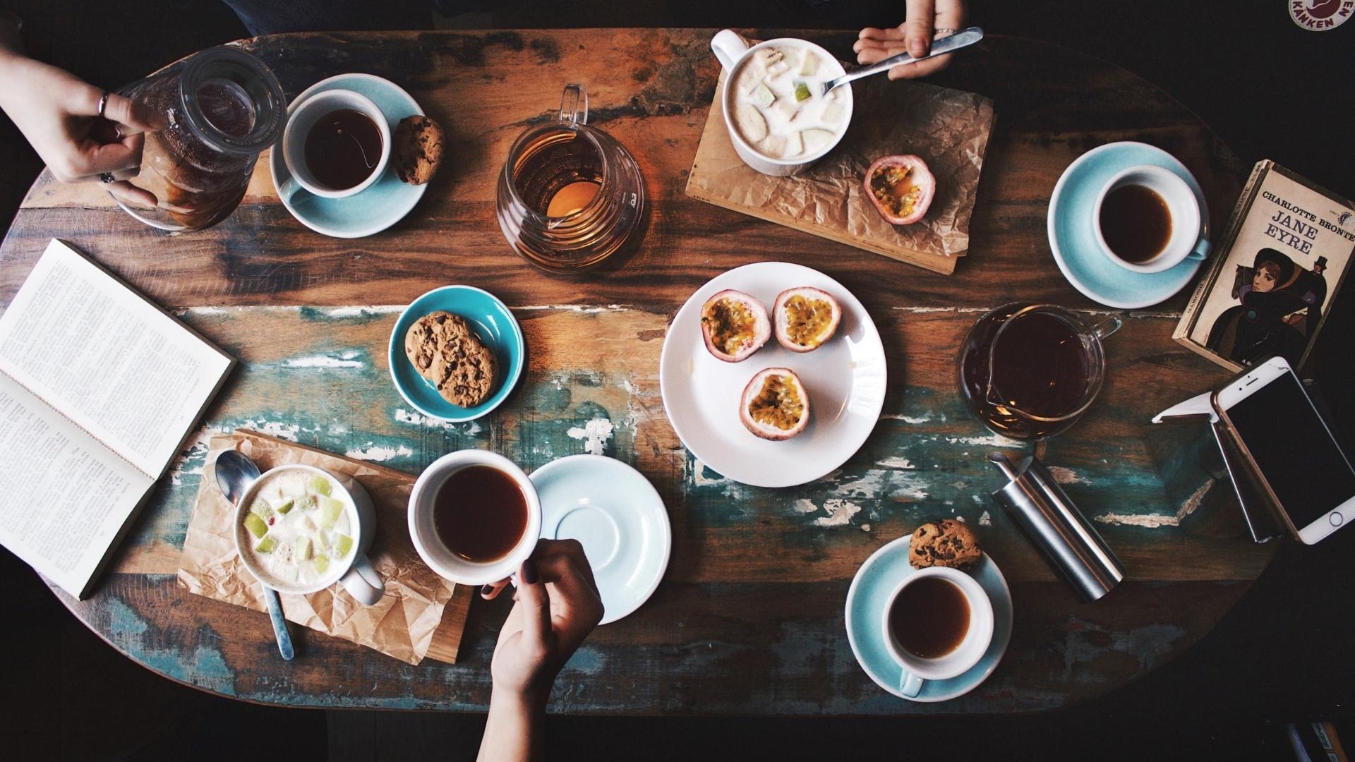 Café, thé, smoothie… Que boire au petit-déjeuner pour s’hydrater et se réveiller au mieux ?