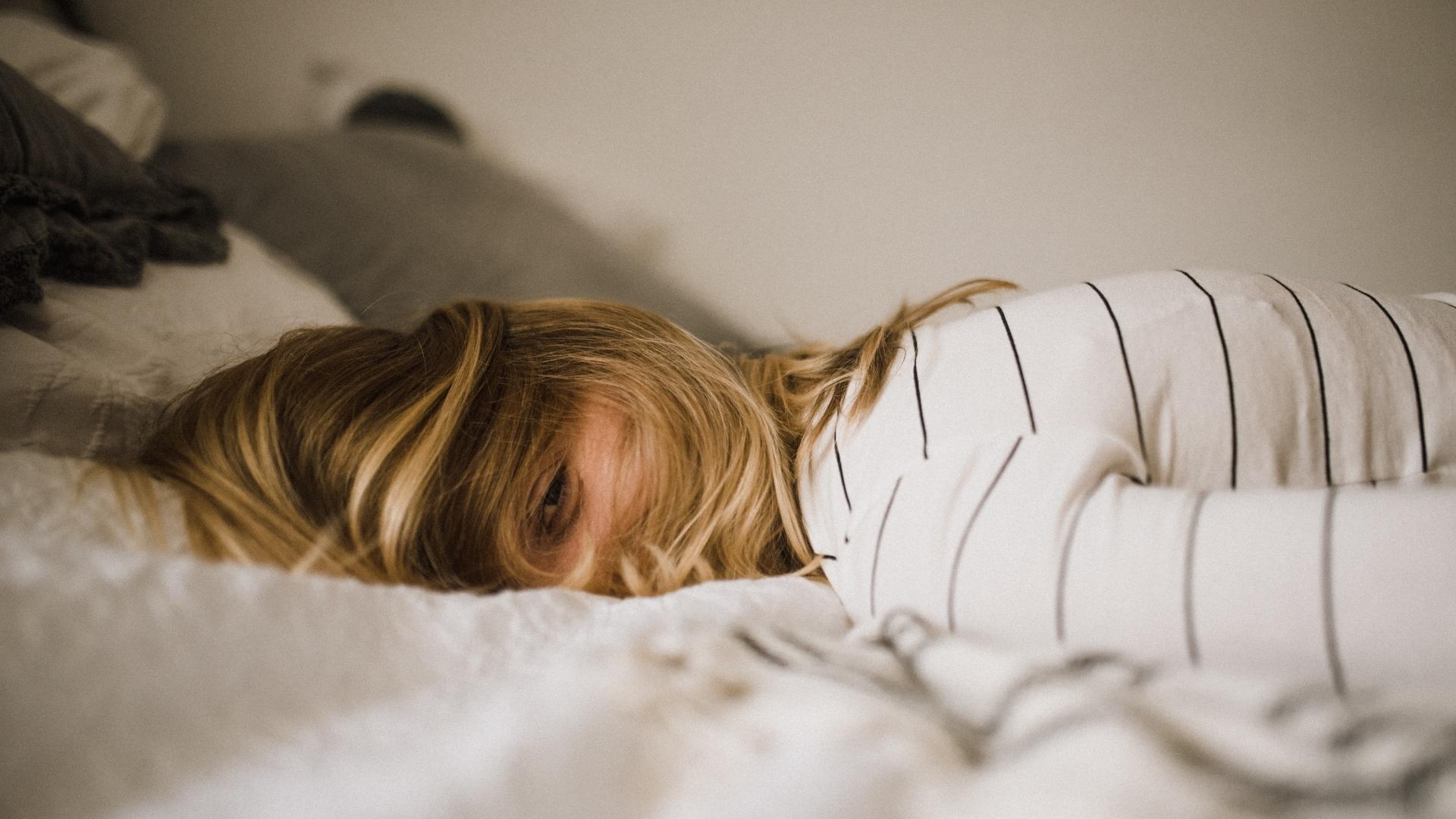 Les règles feraient perdre 5 mois de sommeil, chiffre cette étude glaçante sur la periodsomnia