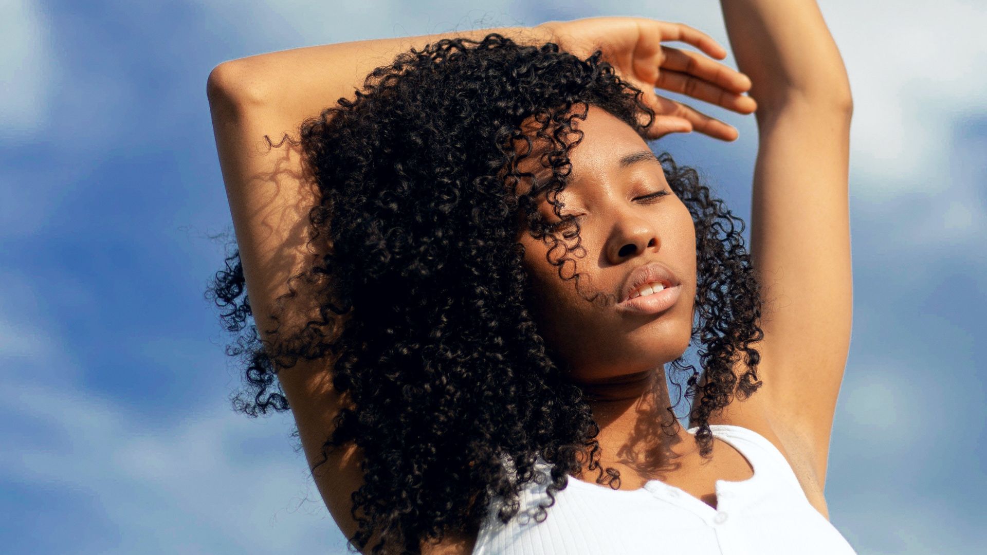 Comment réparer ses cheveux abîmés après l'été ? - madmoizelle
