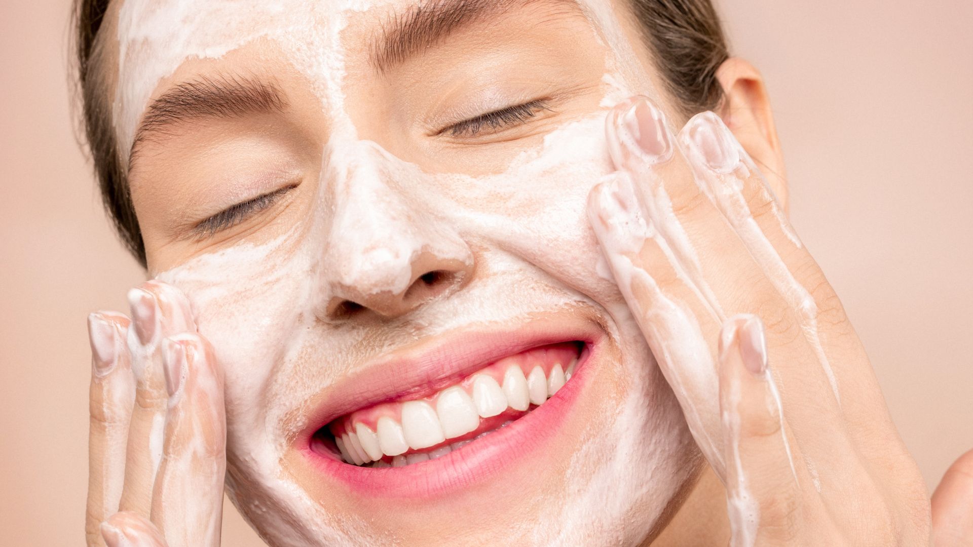 Utiliser un shampoing antipelliculaire comme nettoyant visage est-il la solution contre l’acné ?