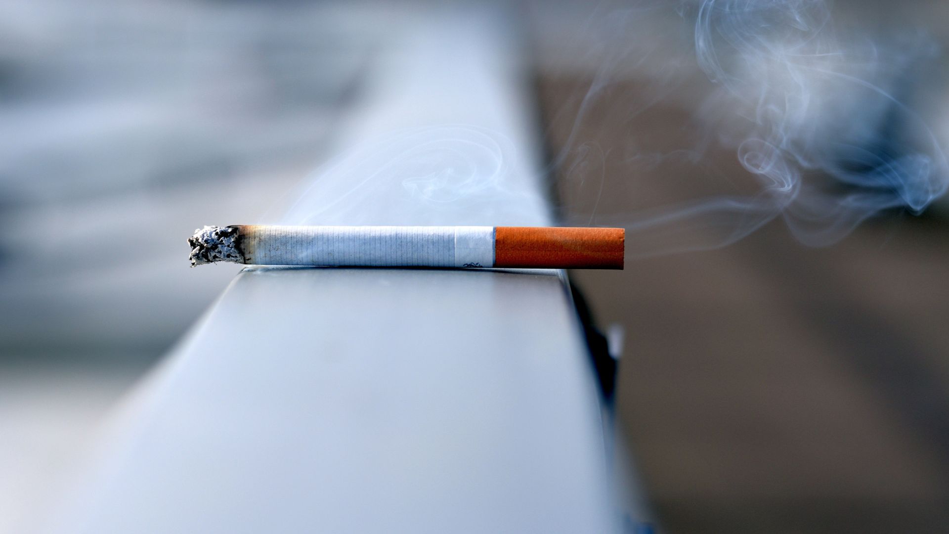 Cigarette posée sur un muret