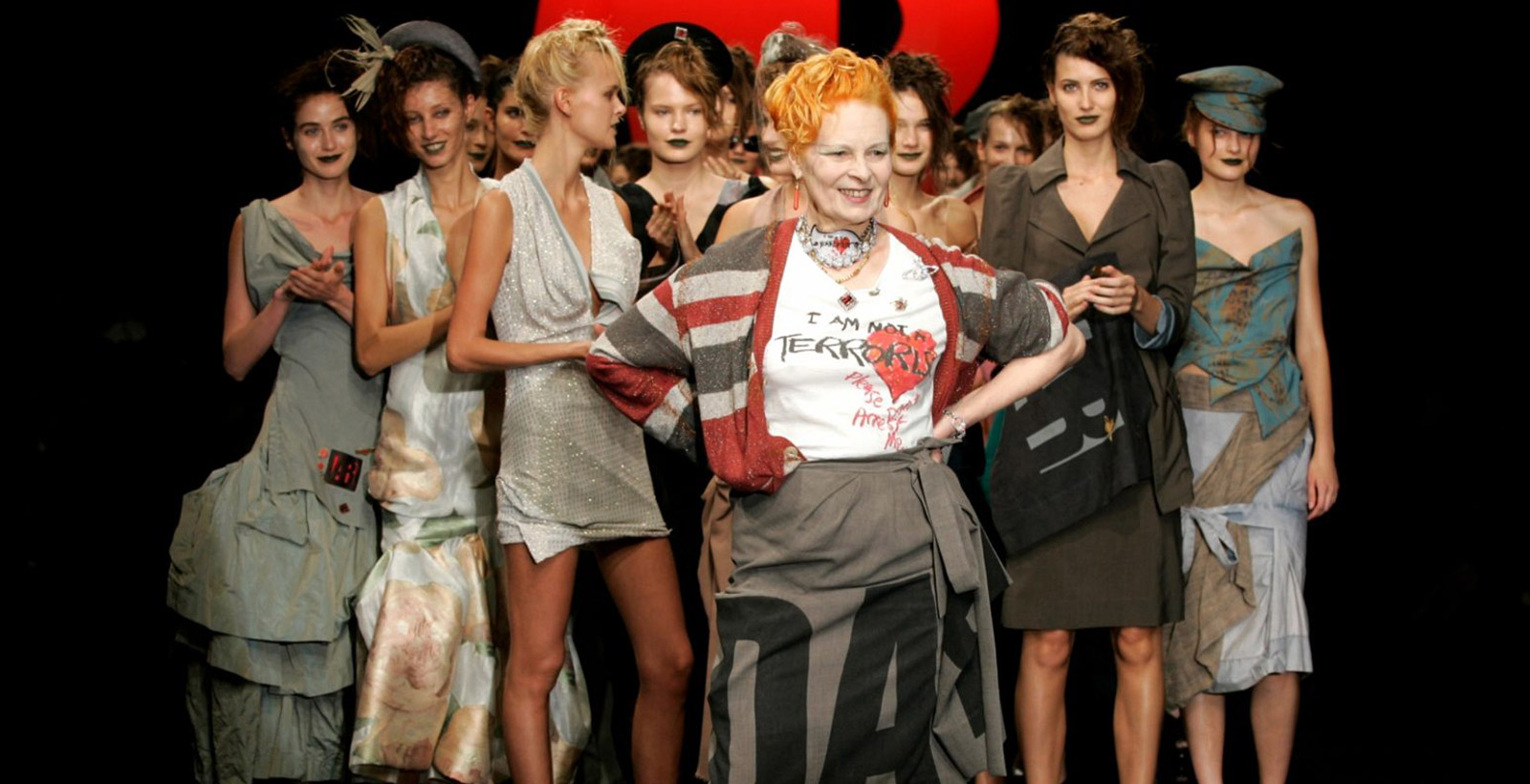 Vivienne Westwood, la plus punk des créatrices de mode, vient de s’éteindre