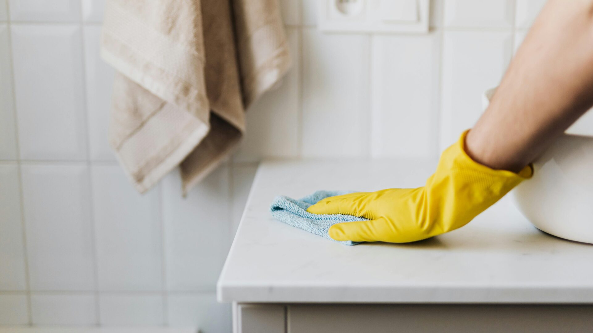 Ménage de printemps : il y UNE chose qu’on oublie toujours de nettoyer dans la salle de bain !